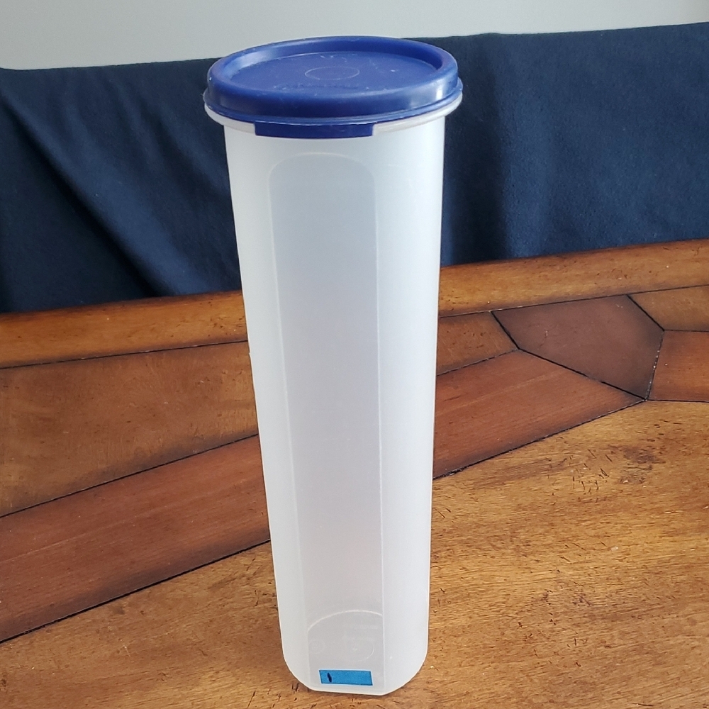 Tupperware Round 5 for spaghetti Blue Lid 3 3/4 cups/1.1 liters